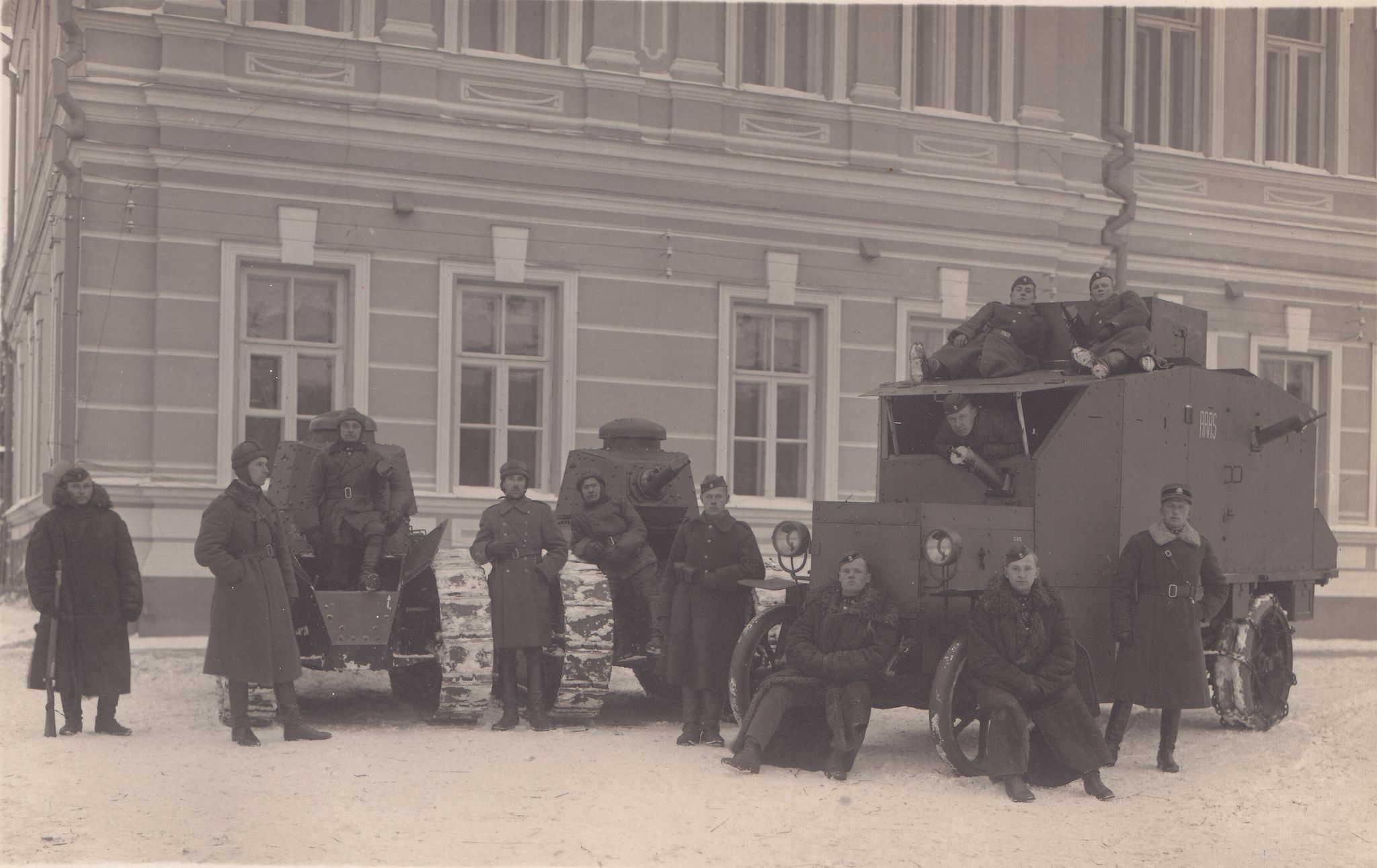 1926 m. gruodžio 17 d. perversmas. Šarvuotasis automobilis ir kariai prie Krašto apsaugos ministerijos ir Vyriausiojo kariuomenės štabo pastato Kaune, Gedimino g.,Vytauto Didžiojo karo muziejus Kariai Perversmo metu