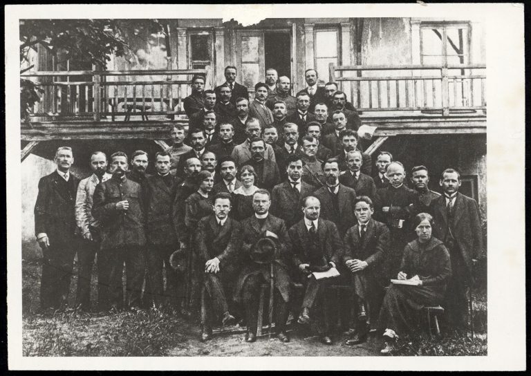 Steigiamojo Seimo Krikščionių demokratų frakcija (1920). Pirmoje eilėje sėdi trečias iš dešinės Steigiamojo Seimo pirmininkas A. Stulginskis, ketvirtas – vicepirmininkas Justinas Staugaitis, antroje eilėje stovi trečias iš dešinės Krikščionių demokratų partijos vadovas M. Krupavičius, ketvirtas – J. Purickis. Nacionalinis M. K. Čiurlionio dailės muziejus, 1920 m. Steigiamojo seimo KD frakcija