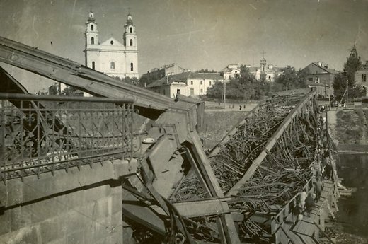 Janas ir Januszas Bułhakai. Susprogdintas Žaliasis tiltas. 1944 m. (Šaltinis: „Vilnius 1944: Jano ir Janušo Bulhakų fotografijų archyvas“, sudarytoja M. Matulytė. Vilnius: Lietuvos dailės muziejus, 2009)  http://www.delfi.lt/news/ringas/lit/nezinoma-vilniaus-istorija-kaip-sovietai-zaliaji-tilta-sprogdino.d?id=67359564#ixzz3VV0WS2Sa